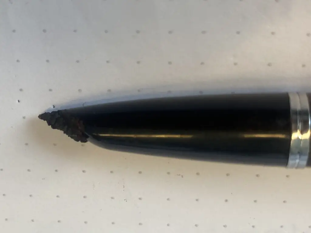 fountain pen with ink all drie up on the nib